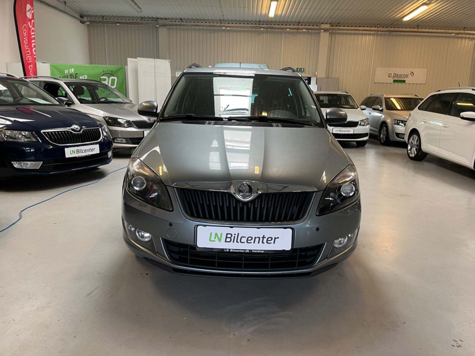 Grå Skoda Fabia fra 2014