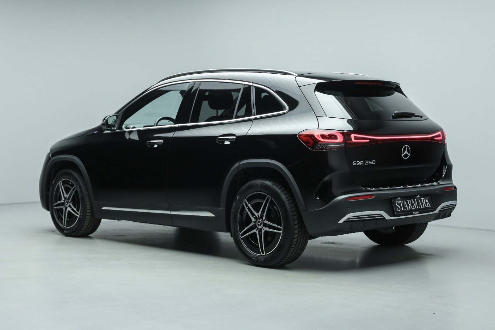 Sort Mercedes EQA250 fra 2023