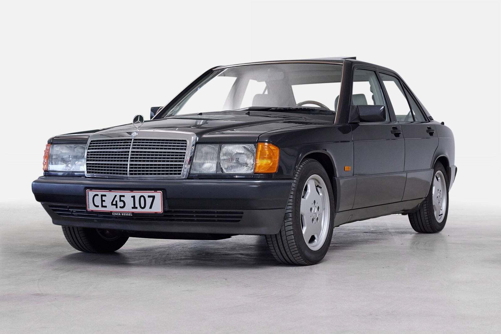 Grå Mercedes 190 E fra 1991
