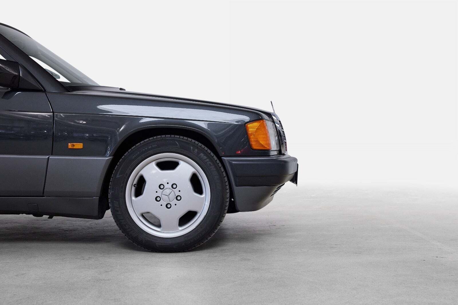 Grå Mercedes 190 E fra 1991