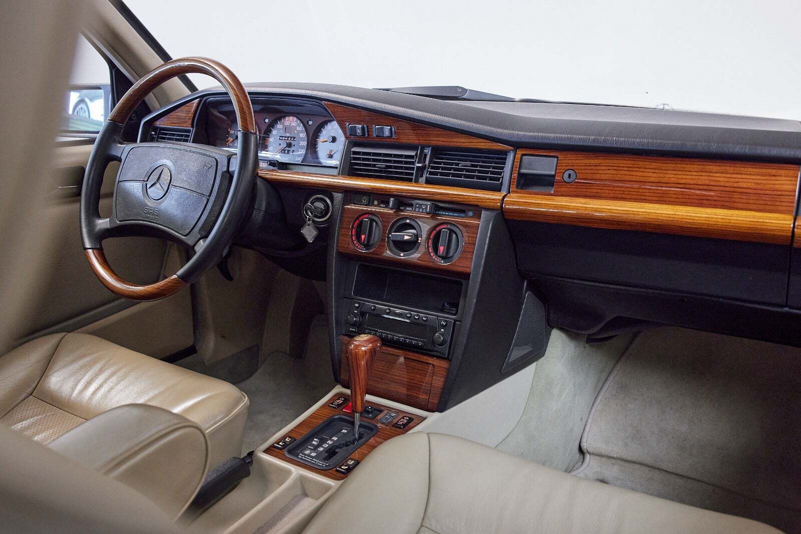 Grå Mercedes 190 E fra 1991