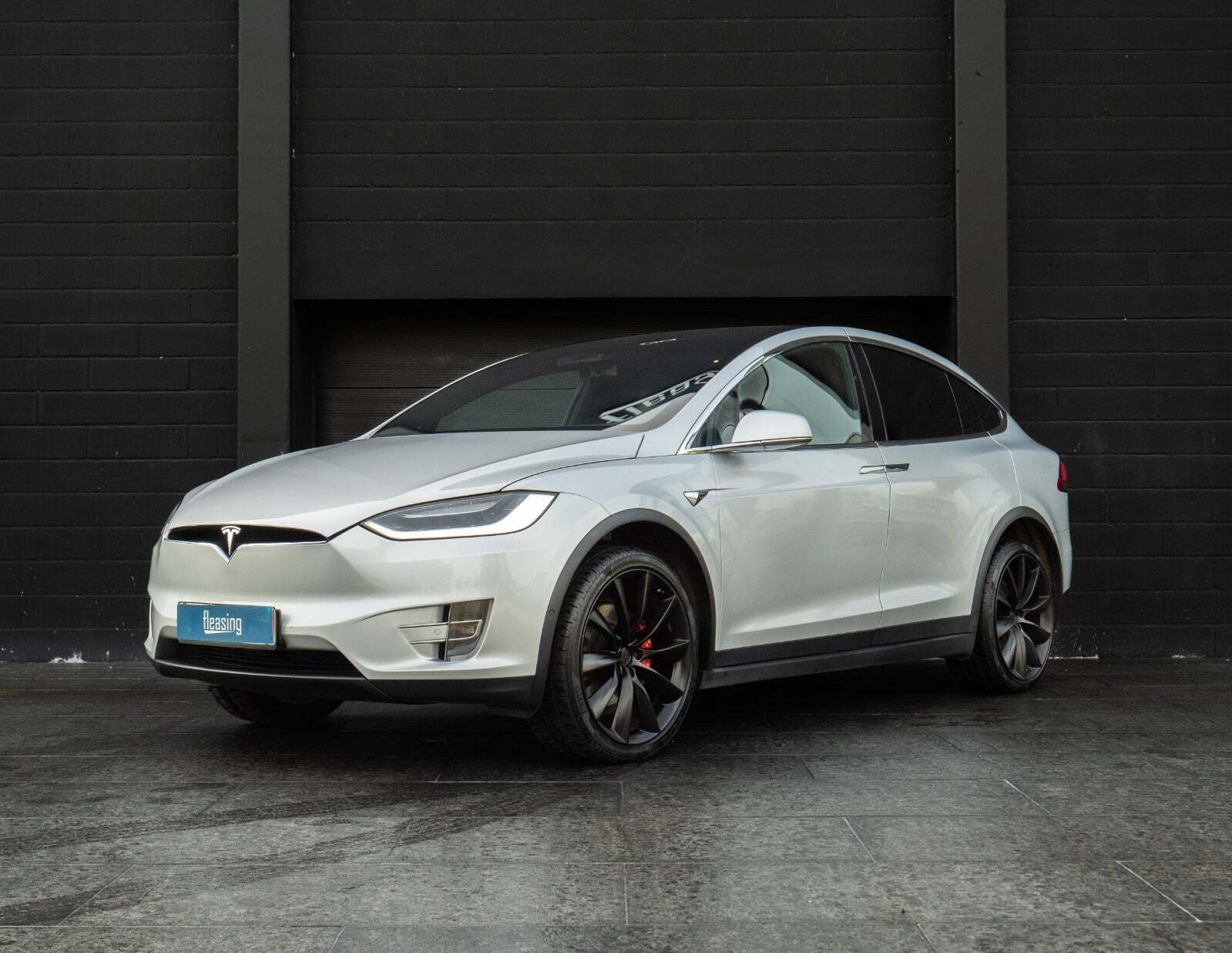 Grå Tesla Model X fra 2017