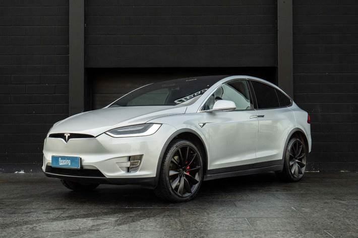 Grå Tesla Model X fra 2017