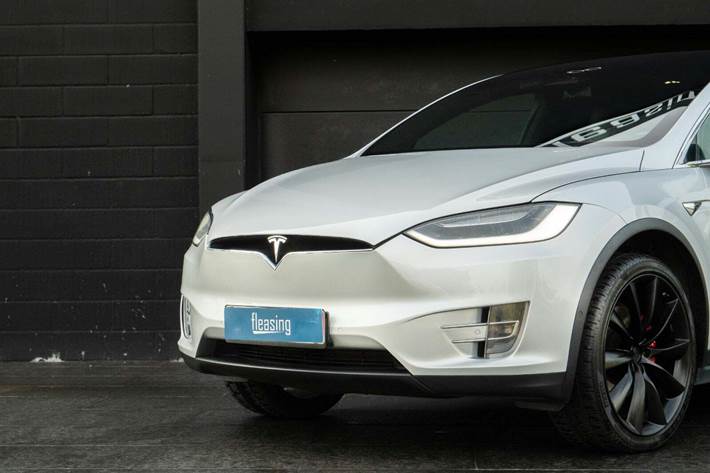 Grå Tesla Model X fra 2017