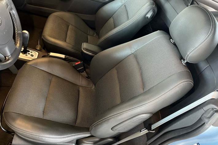 Blå Opel Tigra fra 2006