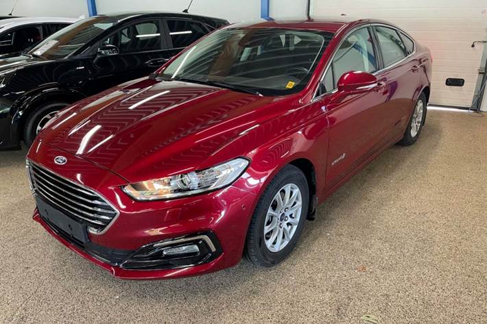 Rød Ford Mondeo fra 2020 set udefra