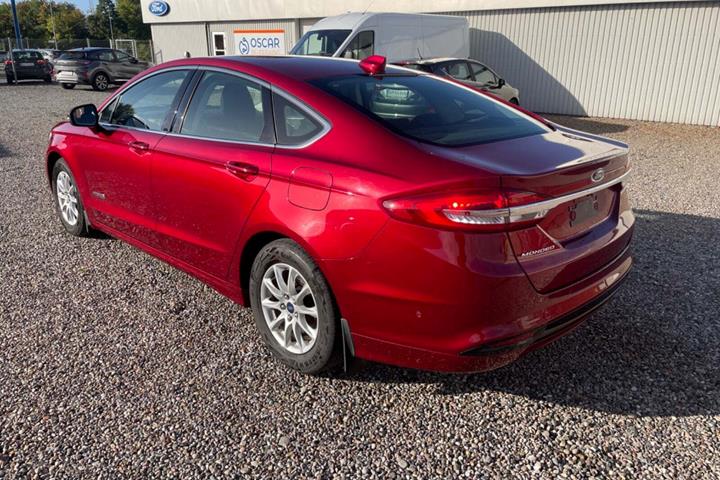 Rød Ford Mondeo fra 2020