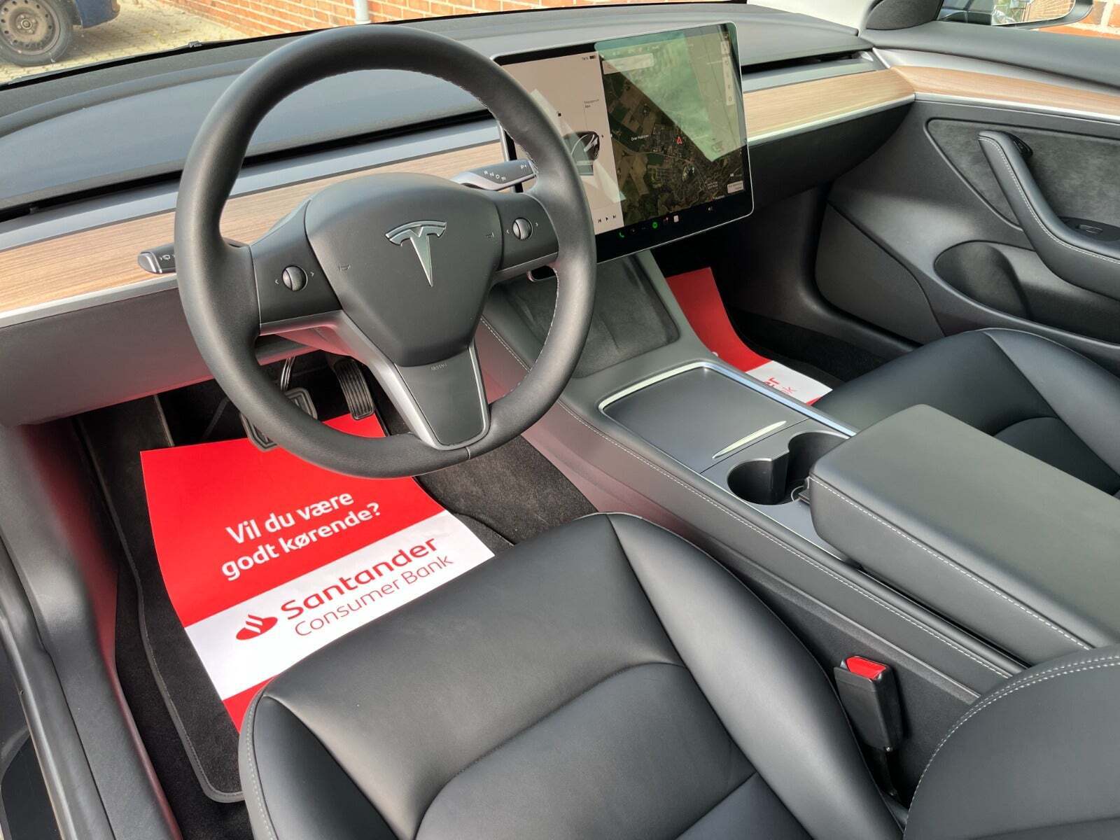 Grå Tesla Model 3 fra 2022