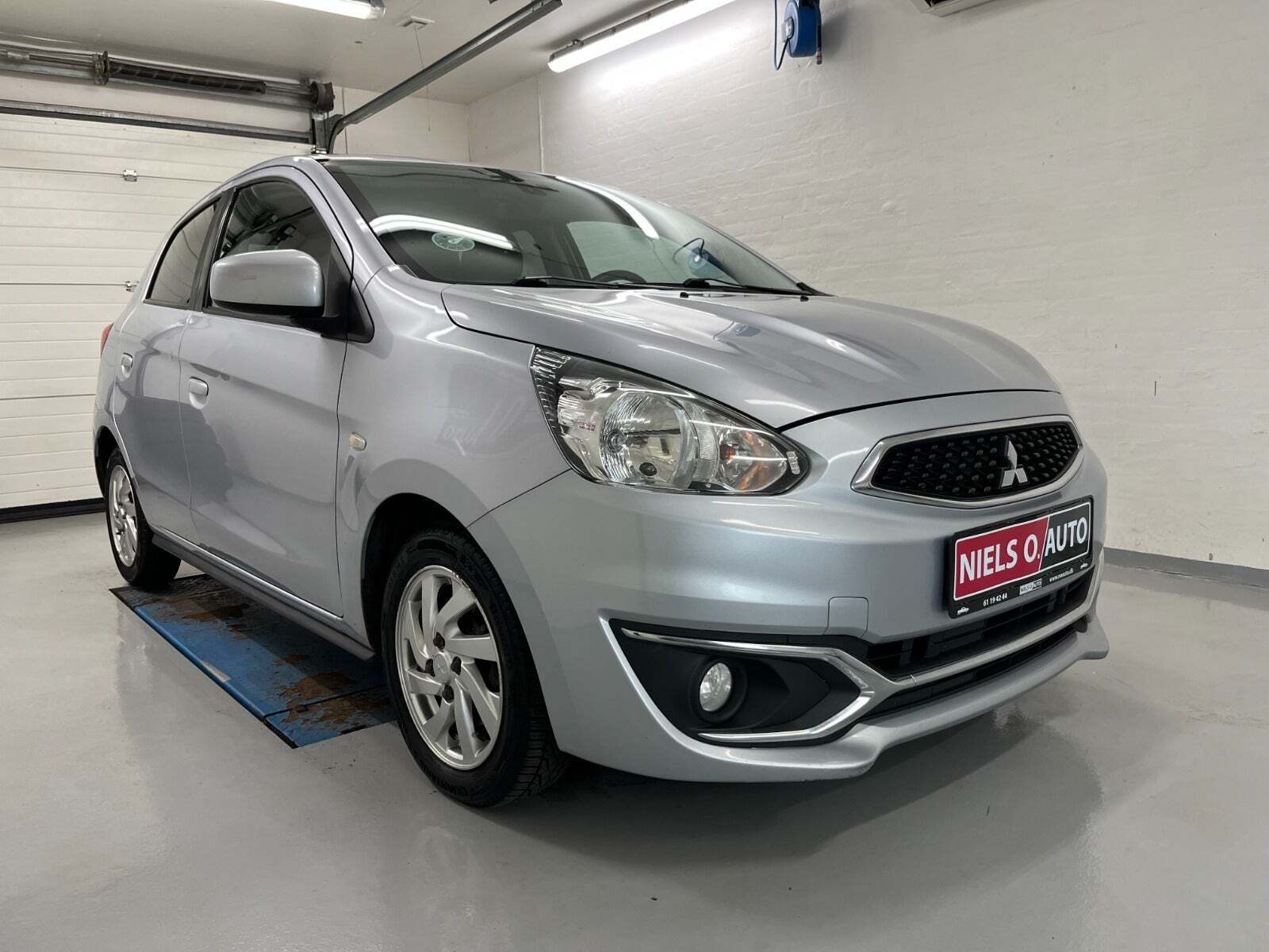 Grå Mitsubishi Space Star fra 2018