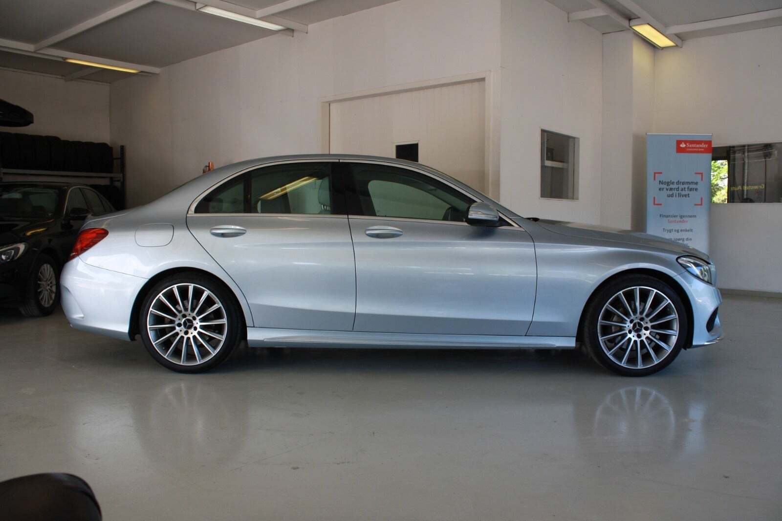 Blå Mercedes C200 fra 2015