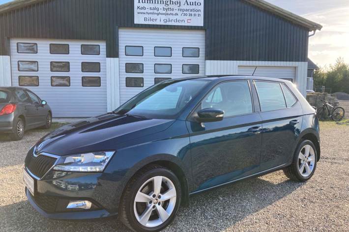 Blå Skoda Fabia fra 2021 set udefra
