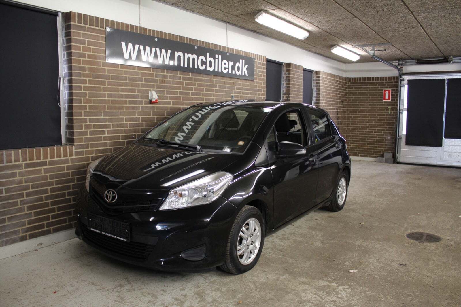 Sort Toyota Yaris fra 2011