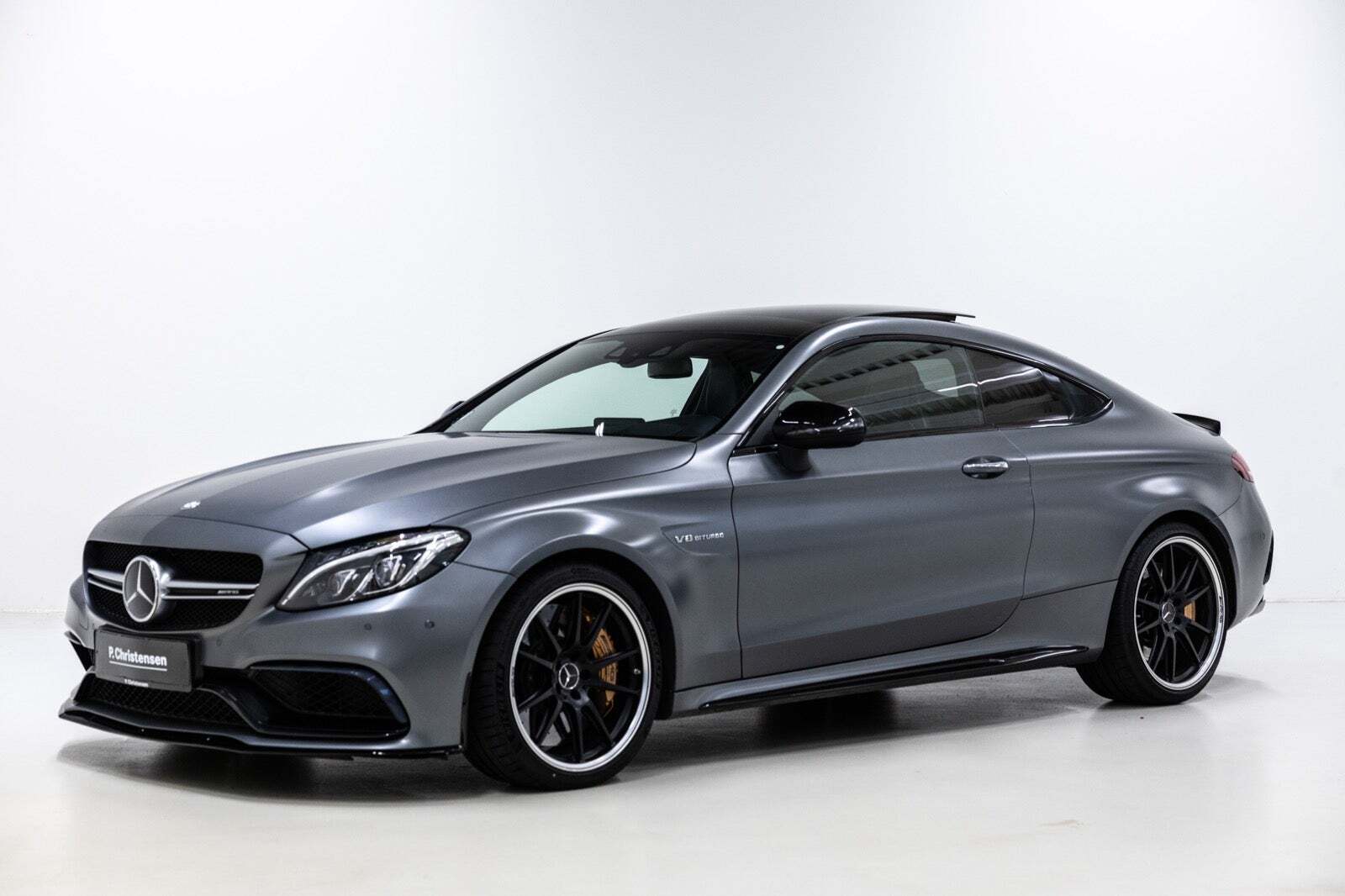 Grå Mercedes C63 fra 2017