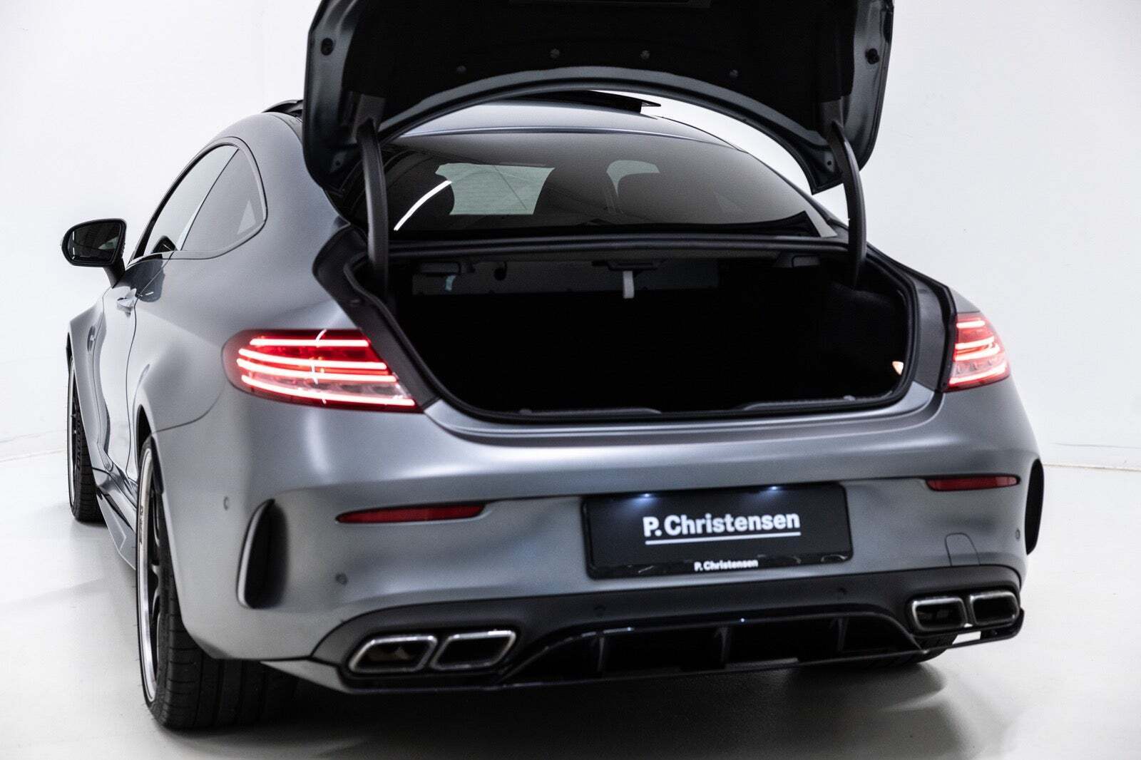 Grå Mercedes C63 fra 2017