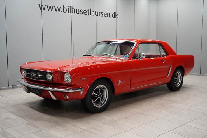 Rød Ford Mustang fra 1965