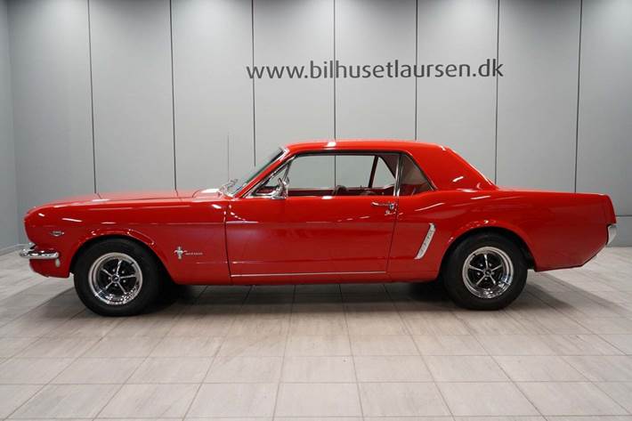 Rød Ford Mustang fra 1965