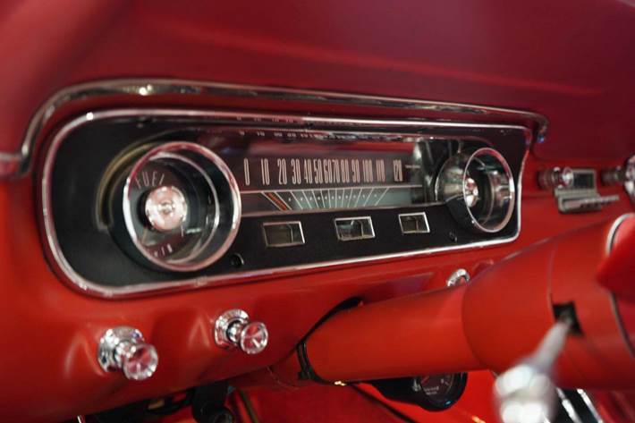 Rød Ford Mustang fra 1965