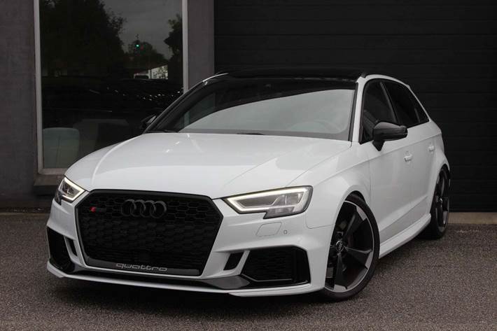 Hvid Audi RS3 fra 2019 set udefra
