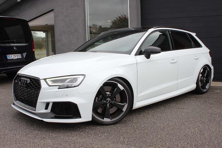 Hvid Audi RS3 fra 2019 set udefra