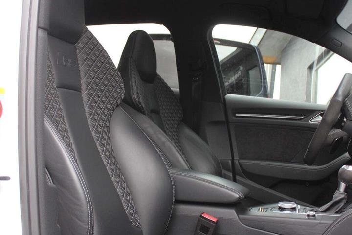 Hvid Audi RS3 fra 2019 set indefra