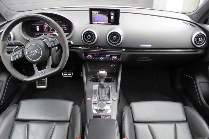 Hvid Audi RS3 fra 2019 set indefra