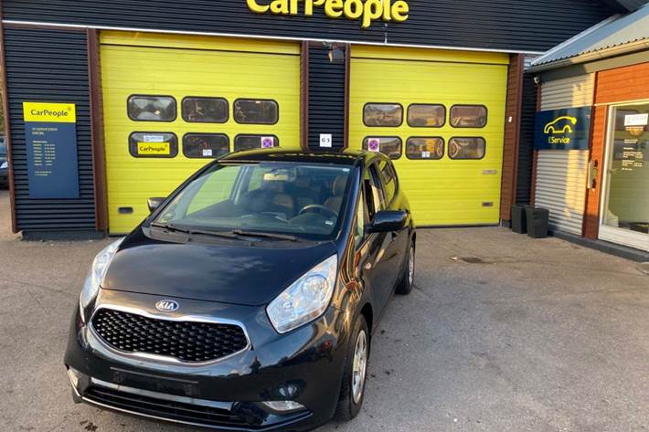 Sort Kia Venga fra 2017 set udefra