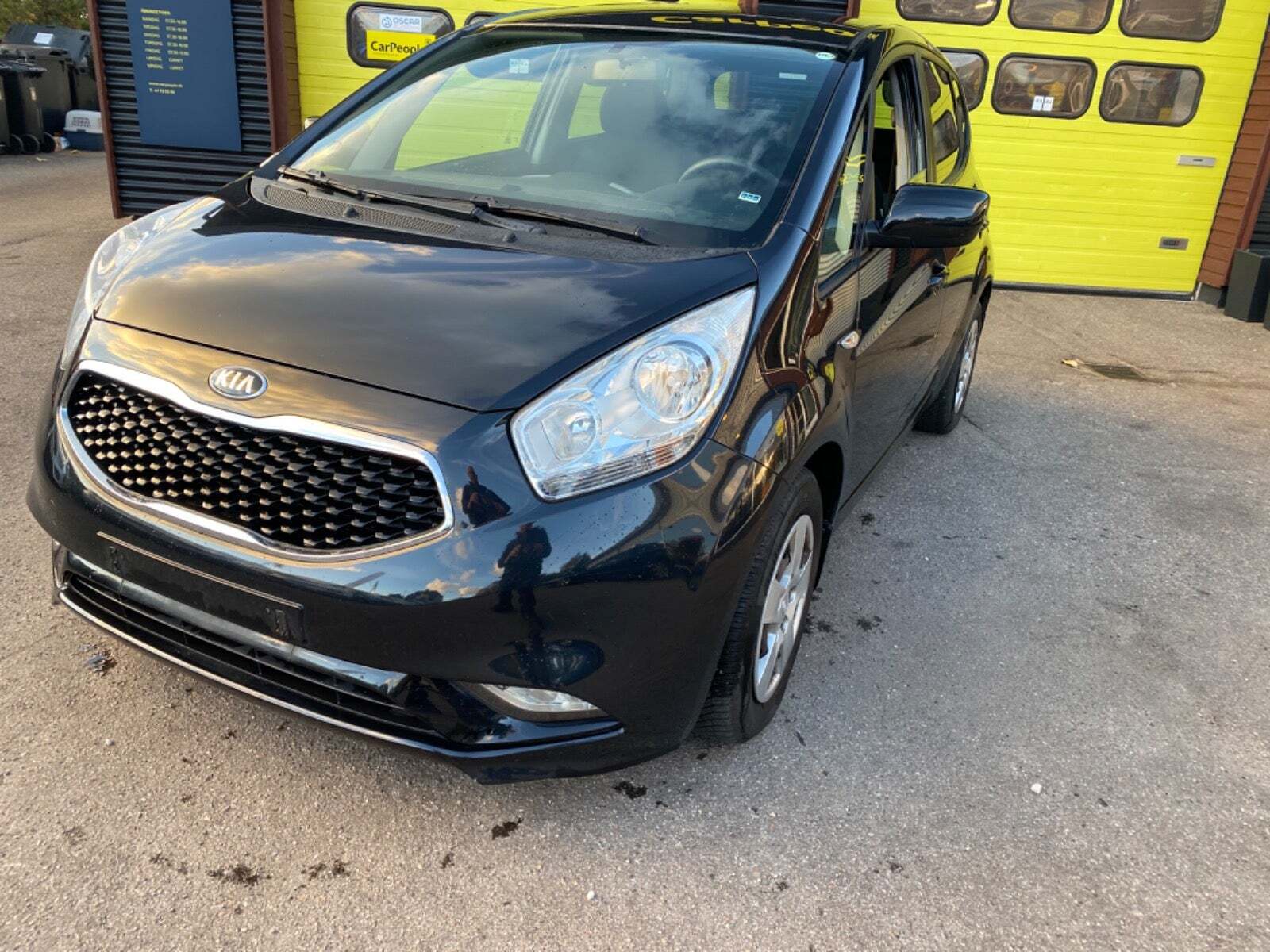 Sort Kia Venga fra 2017 set udefra