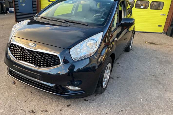 Sort Kia Venga fra 2017 set udefra