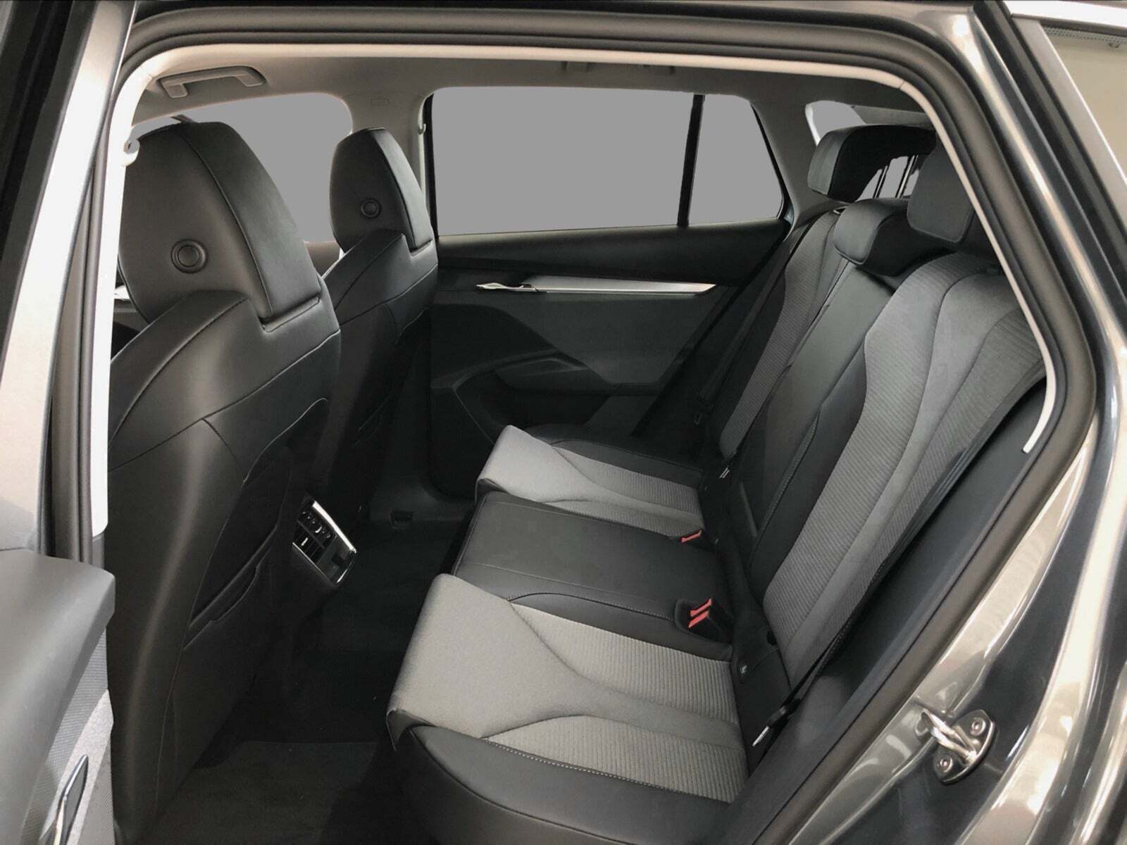 Grå Skoda Enyaq fra 2023