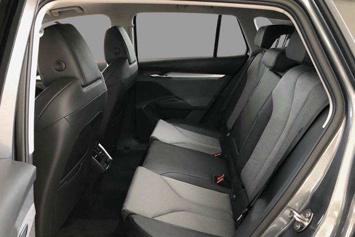 Grå Skoda Enyaq fra 2023