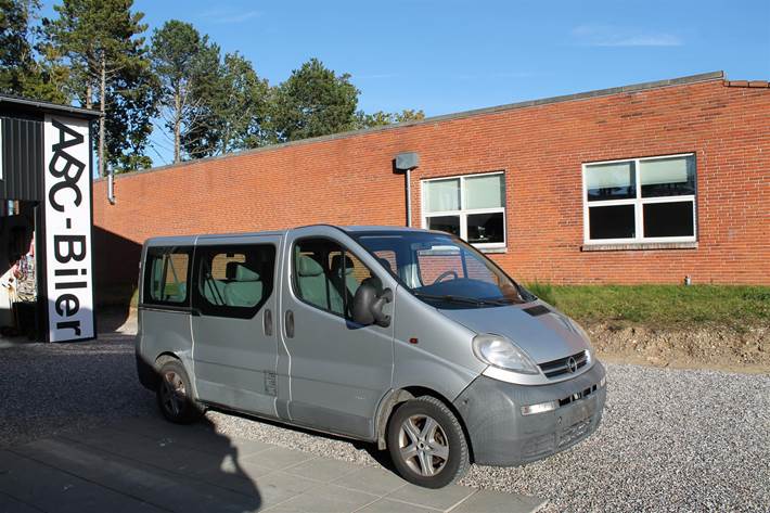 Sølv Opel Vivaro fra 2003