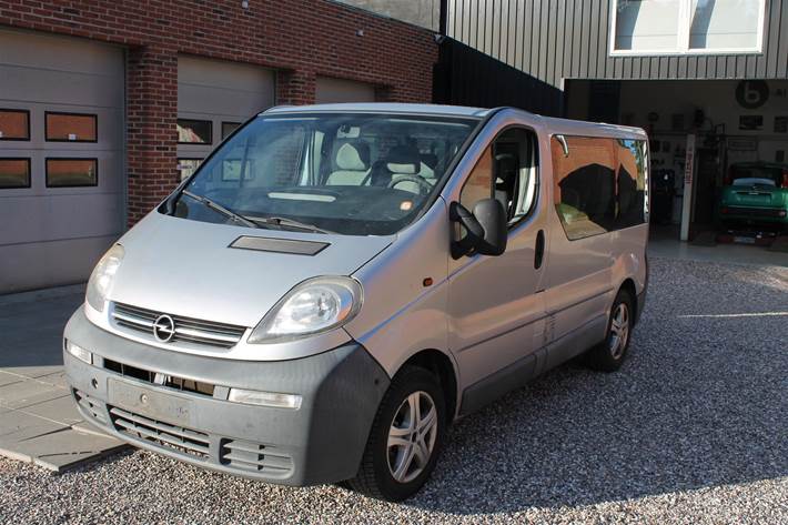 Sølv Opel Vivaro fra 2003