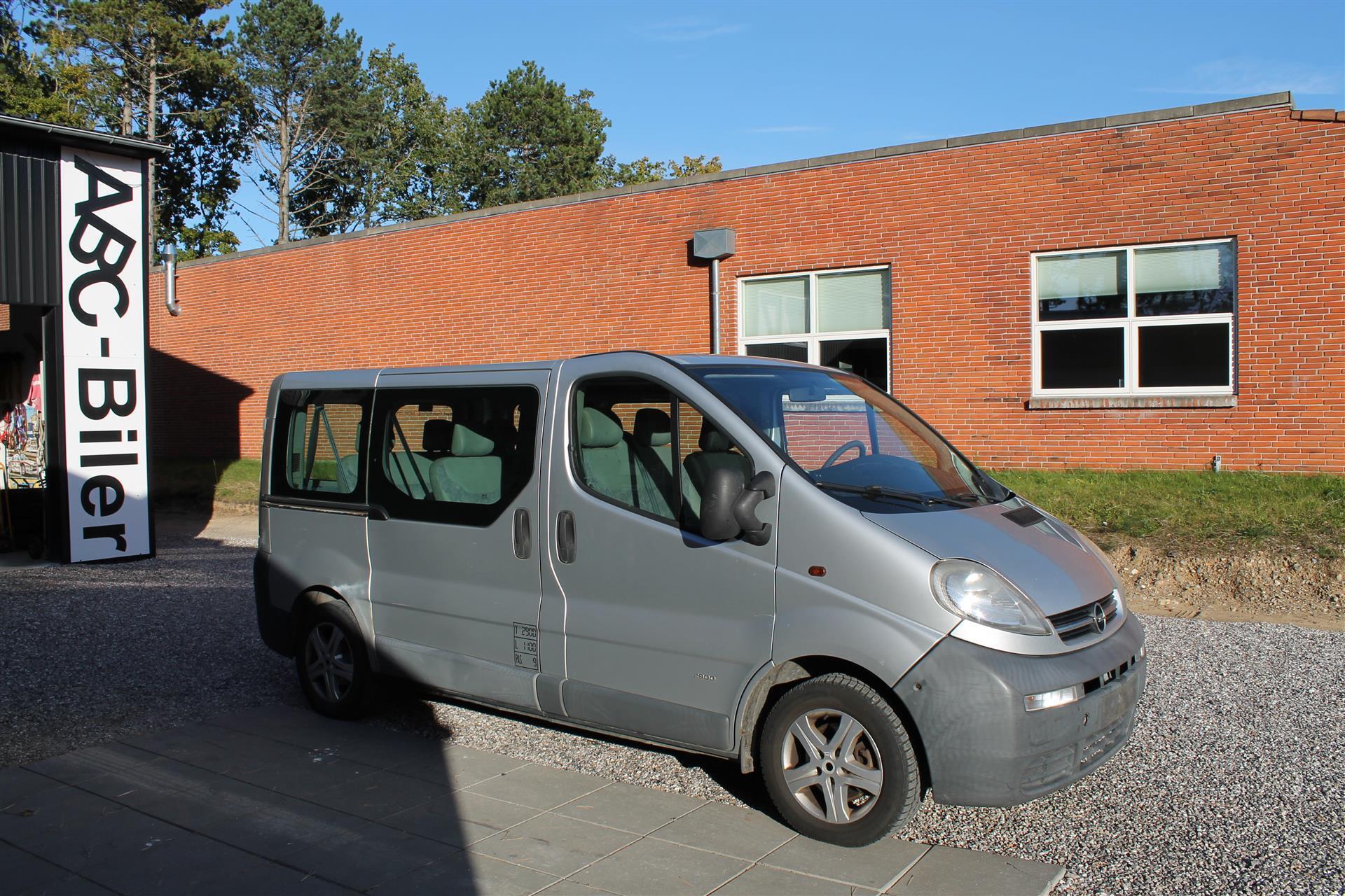 Sølv Opel Vivaro fra 2003