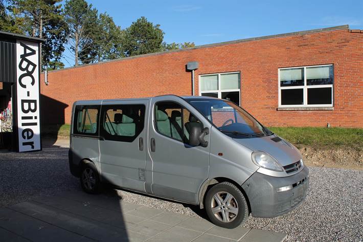 Sølv Opel Vivaro fra 2003