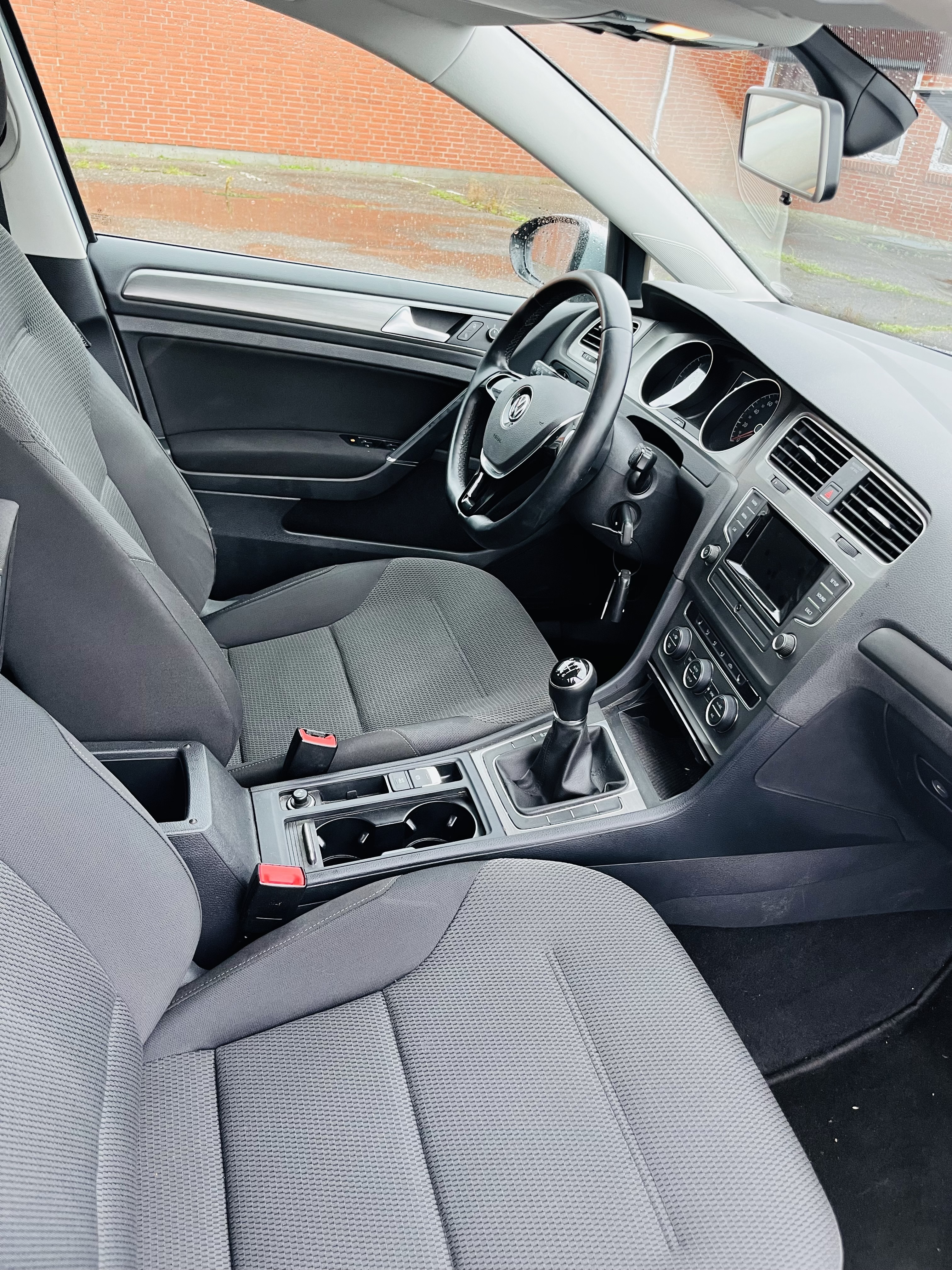 Grå VW Golf fra 2013