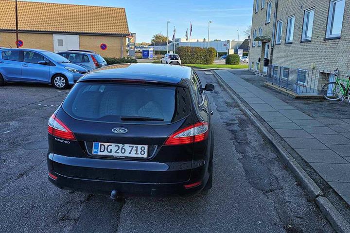 Sort Ford Mondeo fra 2007