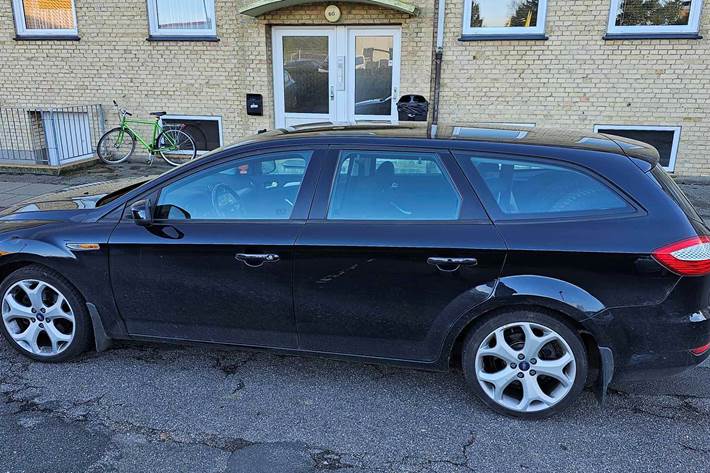 Sort Ford Mondeo fra 2007