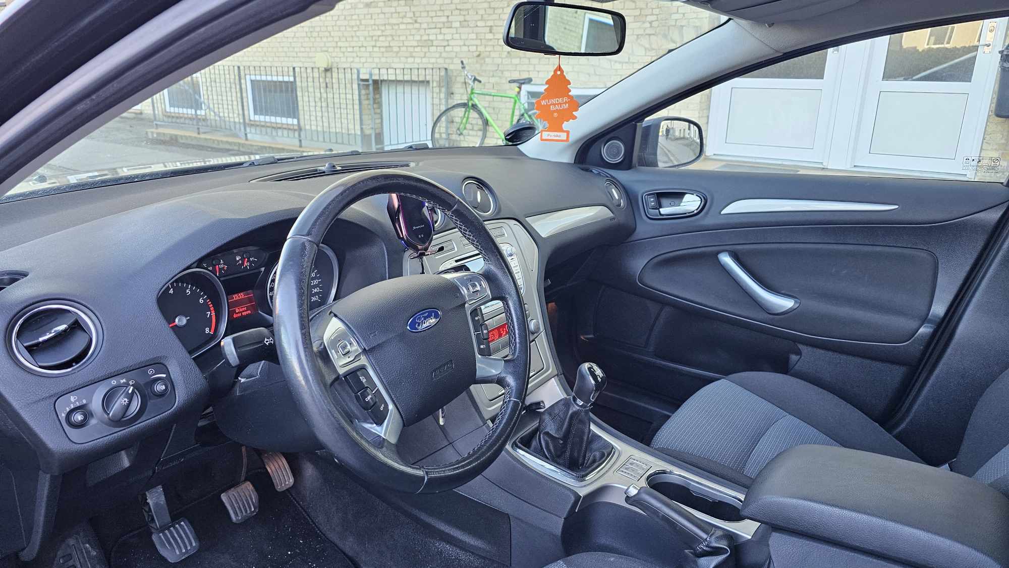 Sort Ford Mondeo fra 2007