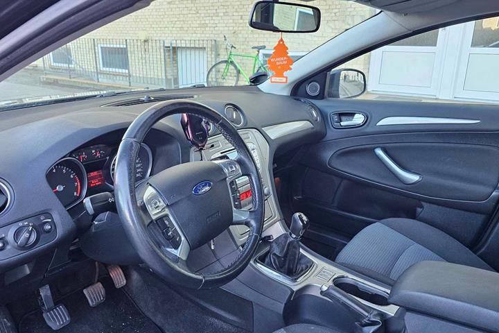 Sort Ford Mondeo fra 2007