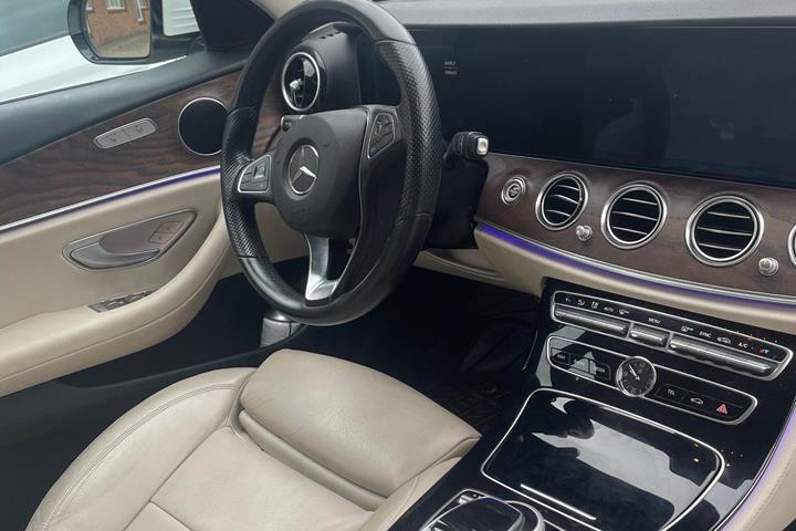 Hvid Mercedes E220 fra 2016