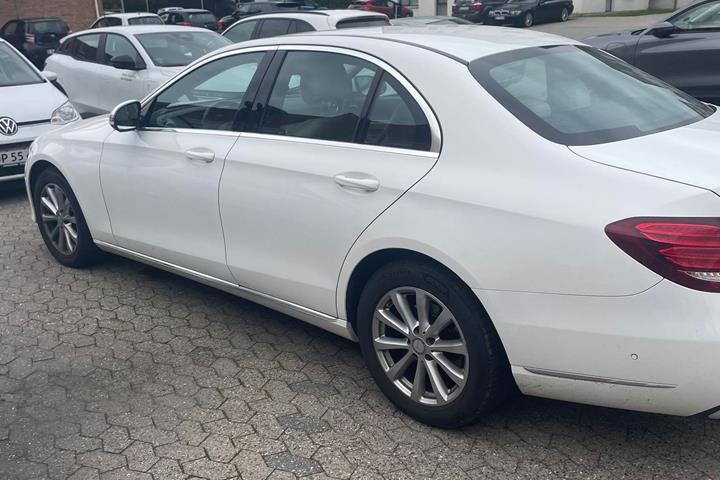 Hvid Mercedes E220 fra 2016