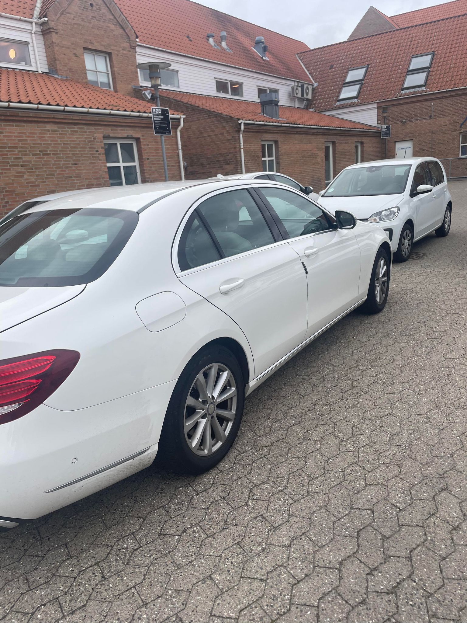Hvid Mercedes E220 fra 2016