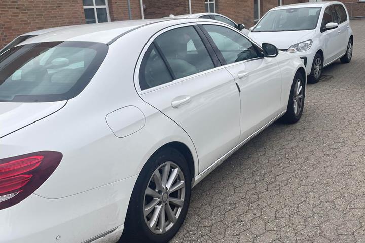 Hvid Mercedes E220 fra 2016