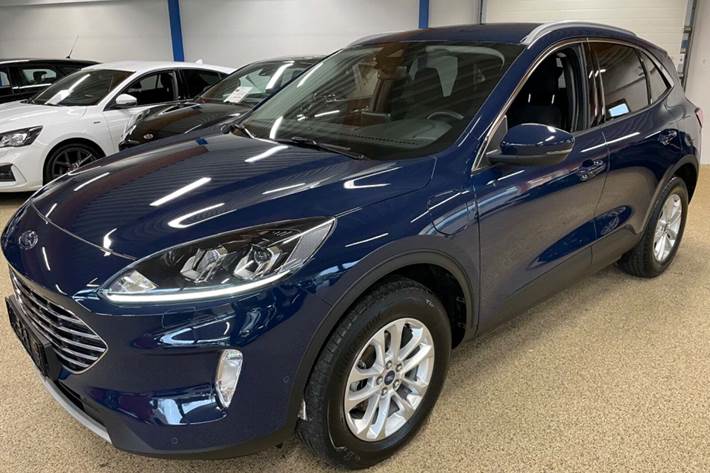 Blå Ford Kuga fra 2022 set udefra
