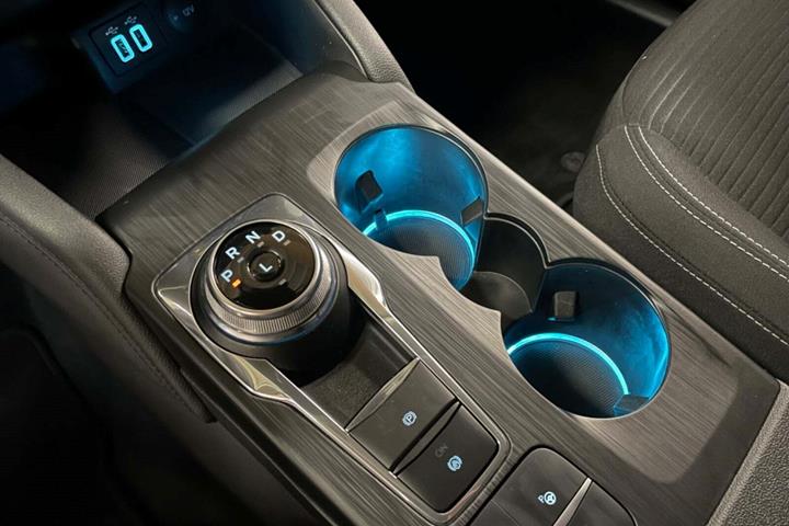 Blå Ford Kuga fra 2022