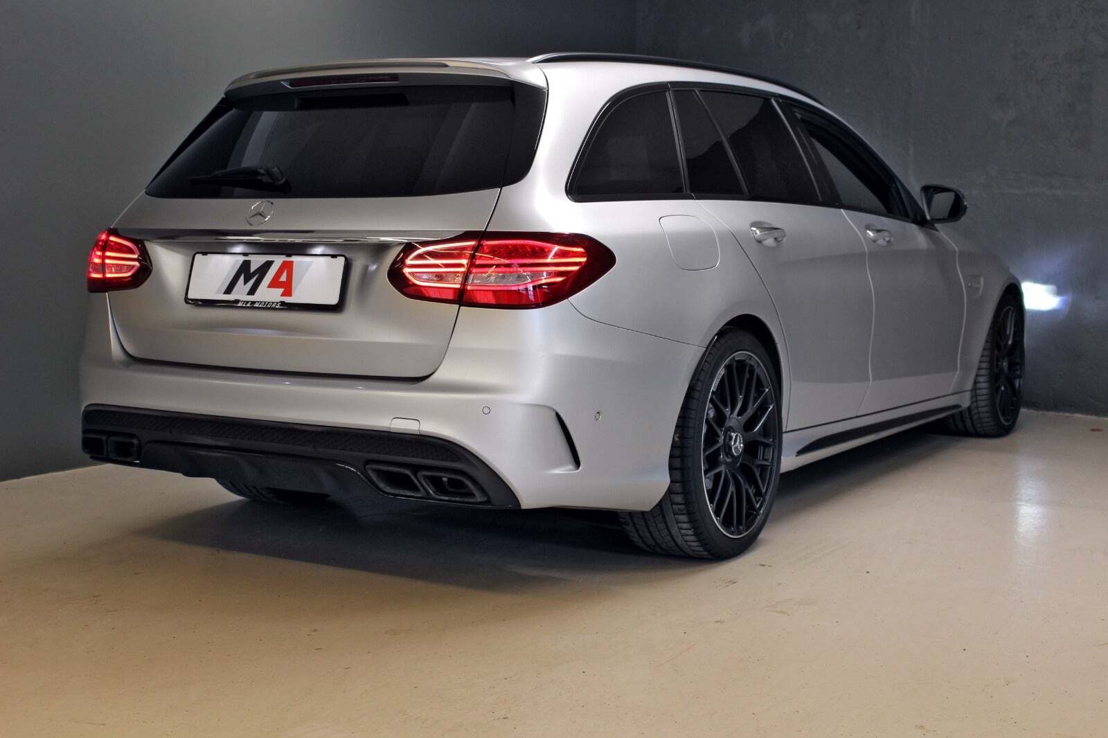 Sølv Mercedes C63 fra 2016