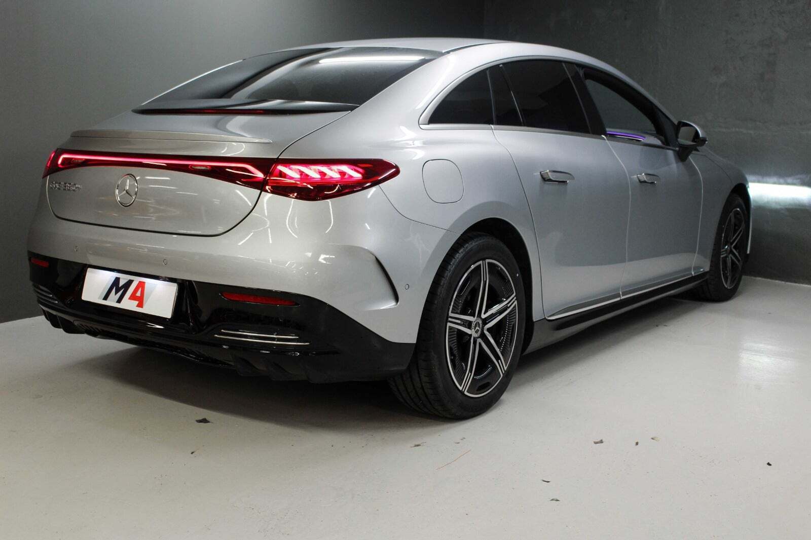 Sølv Mercedes EQE350+ fra 2022