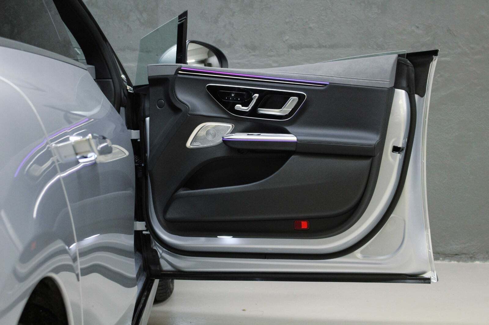 Sølv Mercedes EQE350+ fra 2022