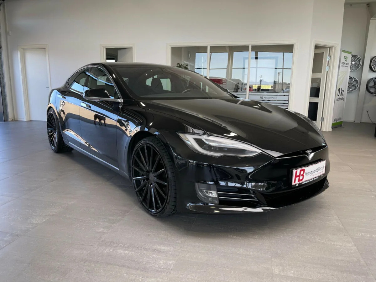 Sort Tesla Model S fra 2018