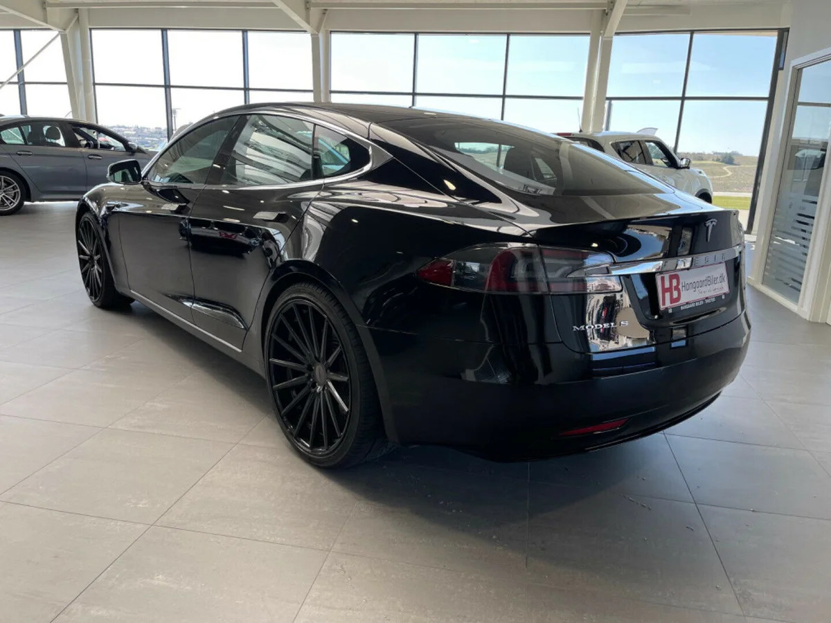 Sort Tesla Model S fra 2018